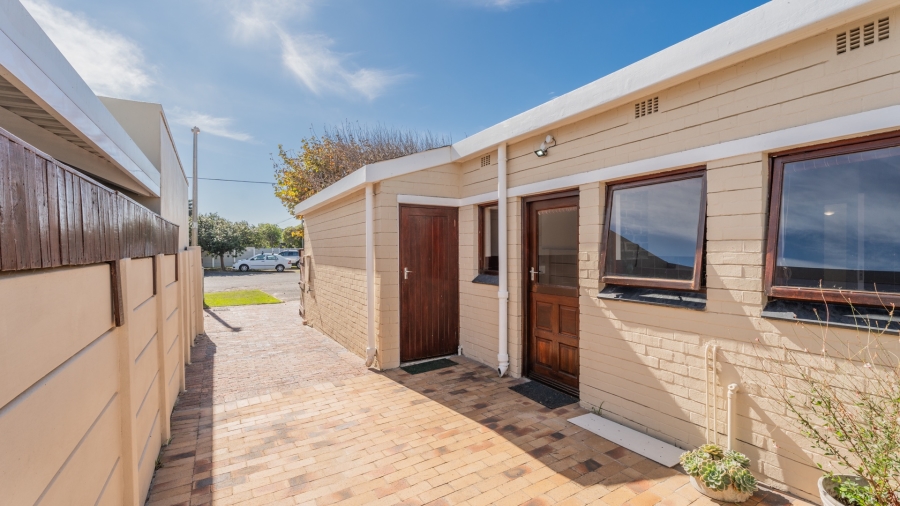 5 Bedroom Property for Sale in Zeekoevlei Western Cape